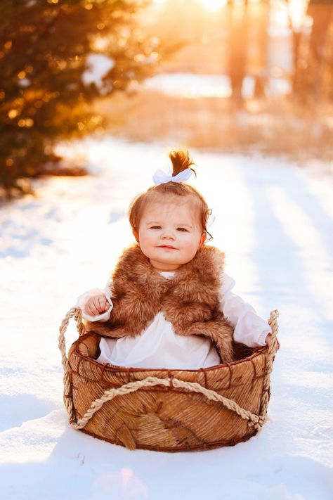 Daphne Photoshoot, 4 Month Old Baby Pictures, Snow Baby Pictures, Winter Baby Pictures, Old Baby Pictures, Photos Snow, Kansas Photos, First Birthday Winter, 4 Month Old Baby