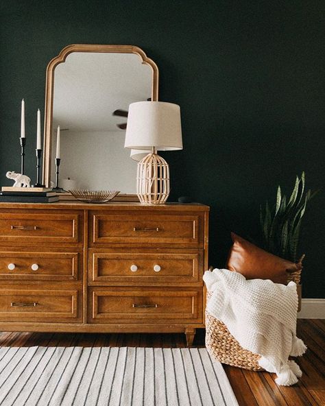 Hofdeco az Instagramon: „It’s all in the details. Lovely vintage space from @styleitprettyhome⁠ .⁠ .⁠ .⁠ .⁠ .⁠ #mymidcenturymix #mycrispcasa #prettylittleinteriors…” Jasper Paint, Throw Blanket Basket, Watching Christmas Movies, Store Room, Organic Home, Moody Bedroom, Bedroom Upgrade, Bedroom Updates, Blanket Basket