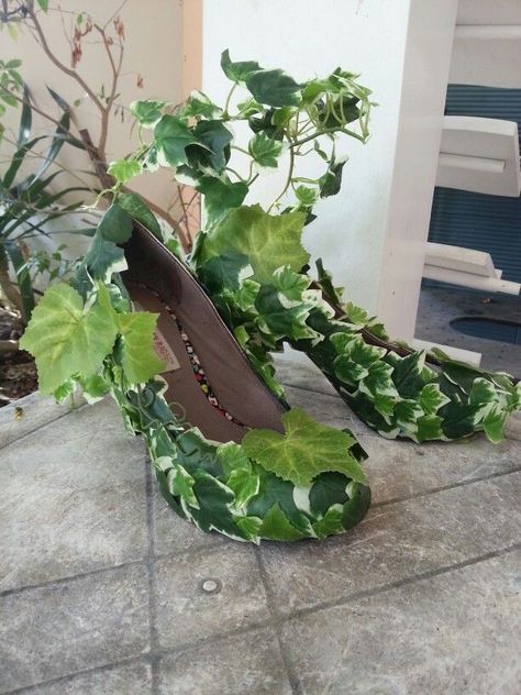 Nature Halloween Costumes, Poison Ivy Shoes, Poison Ivy Costume Diy, Poison Ivy Dress, Poison Ivy Halloween Costume, Karneval Diy, Mother Nature Costume, Poison Ivy Costume, Elf Kostüm