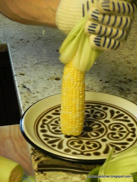 Silk-Free Corn easily husk corn. Lorna says: I did this today and the corn came out perfect! So easy, I will never shuck corn and boil it again! Vegetarian Bites, Shuck Corn, Cooking Knowledge, Vegan Board, Shucking Corn, Food From Scratch, Kitchen Tricks, Boiled Corn, How To Cook Corn