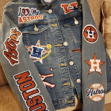 Houston Astros Jean Jacket, Baseball Mom Outfits Winter, Astros Jean Jacket, Astros Outfit, Casual Outfits For Women Winter, Outfits Ideas Christmas, Festival Outfit Casual, Christmas Outfit Ideas Casual, Casual Christmas Outfits