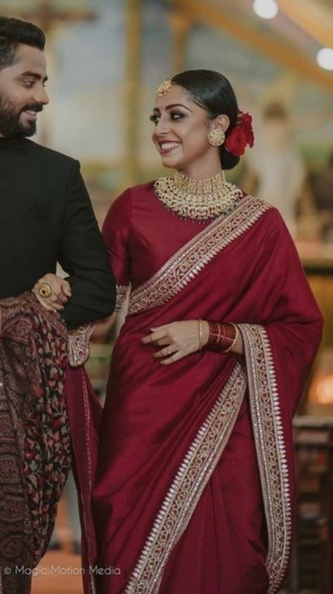 Red Sabyasachi Saree, Maroon Saree Makeup Look, Red Wedding Blouse Designs, Red Saree Look For Wedding, Koorai Saree Indian Bridal, Maroon Bridal Saree, Maroon Red Saree, Red Saree Look Modern, Designer Sadi