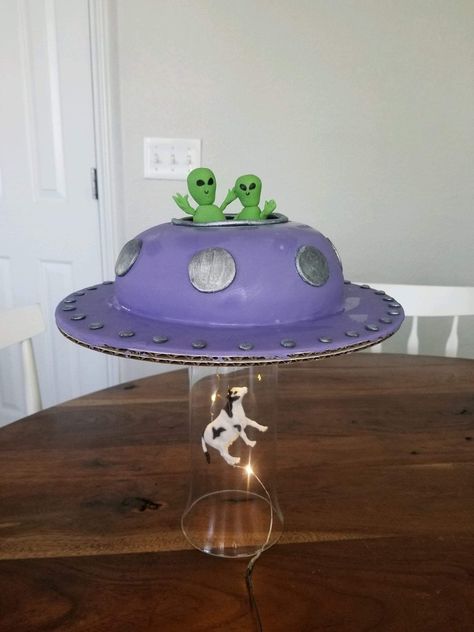 Out of this world cake abducting a Cow!! Alien Cake Ideas, Halloween Buffet Food, Kepler 22b, Tumblr Aliens, Alien Cake, Pastry Decoration, World Cake, Halloween Buffet, Space Christmas