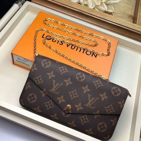 Apa Format, Pochette Felicie, Uk Food, Sac Louis Vuitton, Trendy Purses, Luxury Bags Collection, Girly Bags, Direct Selling, Luxury Purses