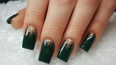 Christmas Ombre Nails Winter, Beautiful Acrylic Nails, Gold Tip Nails, Matte Green Nails, Christmas Acrylic Nails, Emerald Green Nails, Nails Painted, Dark Green Nails, December Nails