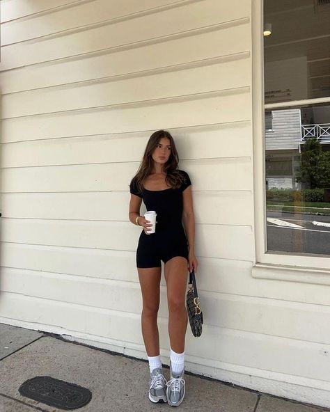 Short Girl Summer Outfits, White Fox Playsuit, Spandex Romper Outfit, Shorts Body Suit Outfits, Summer Outfit Black Shorts, Black Short Bodysuit Outfit, Summer Body Suit Outfits, That Girl Outfits Summer, Outfits For Shopping Day Summer