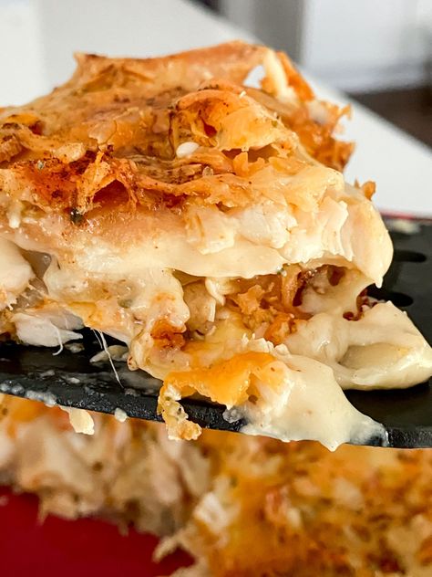 Chicken Scalloped Potatoes, Chicken Breast Casserole, Scalloped Potato Casserole, Homemade Scalloped Potatoes, Oregano Recipes, Potato Lasagna, Cozy Food, Homemade Cheese Sauce, Carrot Cupcake