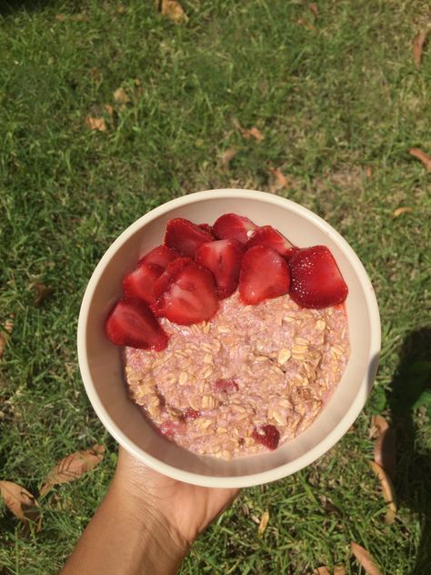 Strawberry Oatmeal Aesthetic, Oatmeal Strawberry, Pink Oatmeal, Strawberry Food, Strawberry Oatmeal, Oatmeal Bowls, Food Breakfast, Healthy Eating Habits, Healthy Sweets