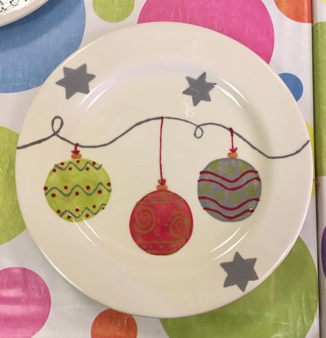 Christmas Pottery Painting Ideas Kids, Xmas Pottery Painting, Plate Painting Ideas Diy Easy, Pottery Painting Christmas Plate, Christmas Pottery Painting, Painting Pottery Plates, Diy Christmas Plate, Sharpie Plates, Twine Crafts