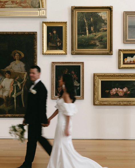 Wedding Photo Art Gallery, Art Gallery Wedding Photos, Art Museum Wedding Photos, Museum Bridal Photos, Live Painter At Wedding, Art Gallery Wedding, Romantic City, Romantic Wedding Photos, Photo Art Gallery