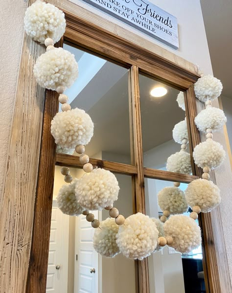 This beautiful Pom Pom Garland are great for any occasion or dress up your home. This Chunky Fisherman pom pom garland is perfect for this years Holiday Decoration or your everyday farmhouse look.  This Pom Pom Garland is made with high quality Bulky Yarn and so fluffy and super soft.   This garland is handmade with 10 Large poms approximately 3.5 inches and wooden beads This would be great for any occasion: Birthday Party, Baby Shower, Wedding, Gift or just to decorate your home. Color shown: F Chunky Yarn Wall Hanging, Pompon Garland Christmas, Diy Easter Tree Decorations, Diy Pompom Garland, Christmas Pom Pom Ideas, How To Decorate With Wooden Bead Garland, How To Make A Pompom With Yarn, Spring Yarn Crafts, Decorate With Wooden Beads