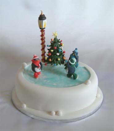 Penguin cake Easy Christmas Cake Decorating Ideas, Fondant Christmas Cake, Christmas Desserts Cakes, 3d Dort, Winter Torte, Christmas Wedding Cakes, Christmas Cakes Easy, Snowman Cake, Christmas Cake Designs