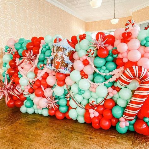 Santa Backdrop, Gold And Silver Christmas, Balloon Decoration Ideas, Fun Christmas Party Ideas, Balloon Arrangement, Balloon Wreath, Christmas Balloon Decorations, Holiday Balloons, Balloons Decoration