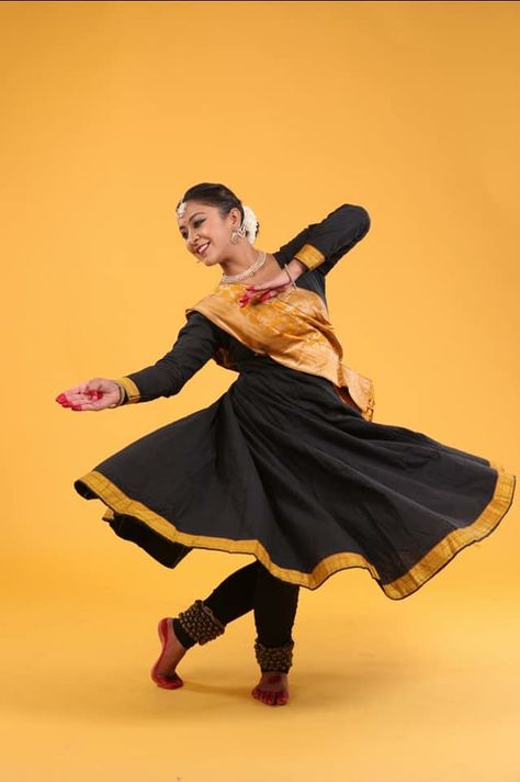 Kathak Dancers Photography, Semi Classical Dance Poses, Kathak Poses For Photoshoot, Gopi Photoshoot, Kathak Dance Dress, Kathak Dance Poses, Kathak Outfits, Kathak Dance Photography, Kathak Photoshoot