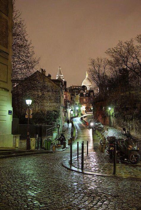 Montmartre Paris, Beautiful Streets, City Street, Paris Travel, France Travel, In The Rain, Places Around The World, Wonderful Places, Night In