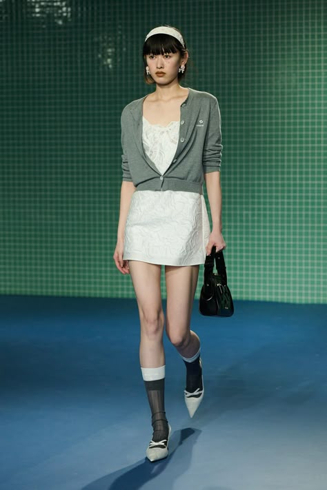 Shushu/Tong Shanghai Spring 2025 https://www.vogue.com/fashion-shows/shanghai-spring-2025/shushutong/slideshow/collection#10 Outfit Aesthetic Ideas, Mini Skirts Outfits Summer, Skirt With Flowers, Everyday Princess, Shushu Tong, Shanghai Fashion Week, Winged Girl, Book Women, Shanghai Fashion