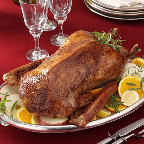 Christmas Goose Dinner, Roast Goose Recipes, Cooked Goose, Preparing A Turkey, Classic Christmas Recipes, Roast Goose, German Christmas Food, Goose Recipes, Christmas Roast