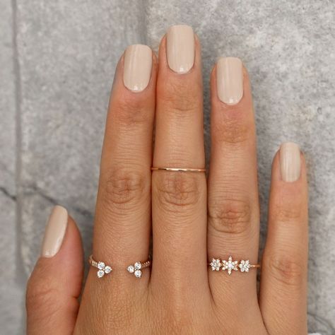 Du willst mehrere Ringe an einer Hand tragen? Wir verraten dir drei Tipps, wie du deinen Fingerschmuck am besten stylen kannst. Hand Jewelry Rings, Shopping Lifestyle, Rings Ceremony, Accessories Cute, Piercing Ring, Gold Ring Designs, Alt Fashion, Hand Jewelry, Ring Finger