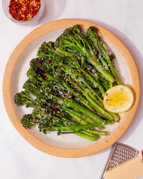 How to cook tenderstem broccoli (Roasted Tenderstem Broccoli) Tenderstem Broccoli Recipe, Broccoli Roasted, Broccoli Sauteed, Garlic Broccoli, Tenderstem Broccoli, Healthy Budget, Fresh Salad Recipes, Healthy Recipes On A Budget, Roasted Broccoli