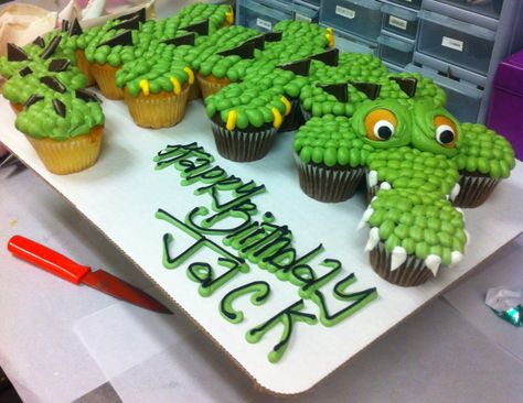 Crocodile cupcake cake~              Unknown source, green Crocodile Cupcakes, Chameleon Party, Alligator Cupcakes, Alligator Cake, School Baking, Crocodile Birthday, Gator Party, Alligator Birthday Parties, Crocodile Party