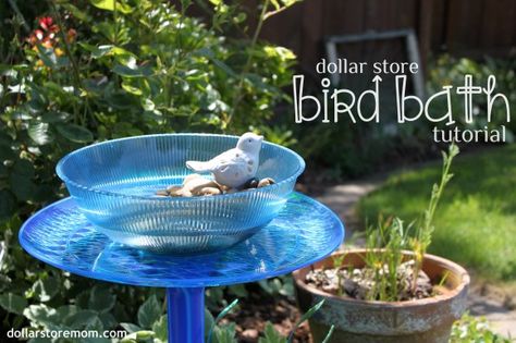 make a dollar store bird bath Tree Garden Decor, Glass Bird Bath, Diy Bird Bath, Diy Swimming Pool, Diy Plant Stand, Diy Birds, French Home Decor, Diy Garden Projects, Glass Garden