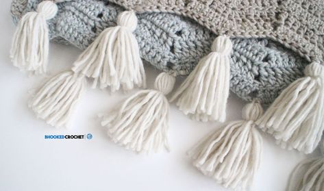 How to Make Tassels by Hand - B.hooked Crochet Make Tassels, Crochet Hook Case, How To Make Tassels, Chevron Stitch, Chevron Patterns, Crochet Fringe, Crochet Throw, Crochet Videos, Knitting Tutorial