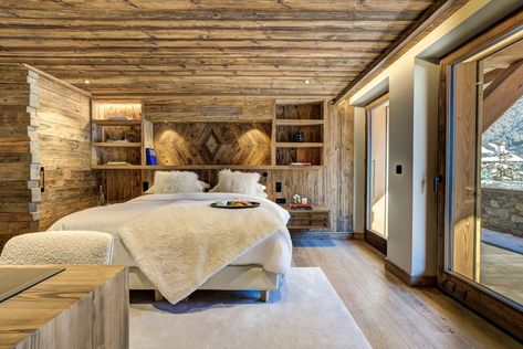 Chalet Azurite | Luxury Summer Chalet in Chamonix Chalet Modern, Chalet Bedroom, Minimalist Cabin, Mountain Interiors, Chalet Interior, Chalet Design, Cabin Interiors, Bedroom Walls, Modern Cabin