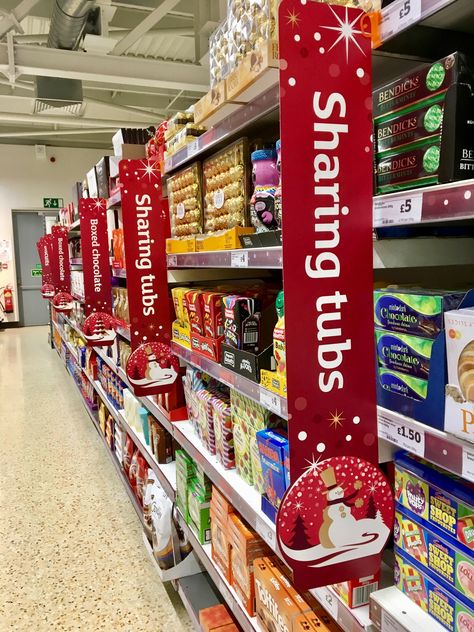 Supermarket Christmas Decoration, Grocery Store Christmas Displays, Decor Natal, Christmas Marketing, Retail Branding, Supermarket Display, Pos Design, Shopper Marketing, Retail Marketing