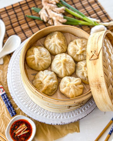 Looking for a truly magical culinary experience? Look no further than homemade vegan/vegetarian soup dumplings or xiaolongbao ! These delicious dumplings are not commonly found in restaurants, making them a rare treat that's worth learning to make yourself. I have actually never been able to try th Vegetarian Dumpling Soup, Vegetarian Dumpling, Soup Dumpling, Vegan Dumplings, Big Snacks, Homemade Tofu, Soup Dumplings, Homemade Dumplings, Dumplings For Soup