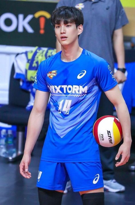 Volleyball Photography, Volleyball Poses, Fine People, Cute Football Players, Handsome Asian Men, Hot Asian Men, Football Boys, Volleyball Players, Shirtless Men