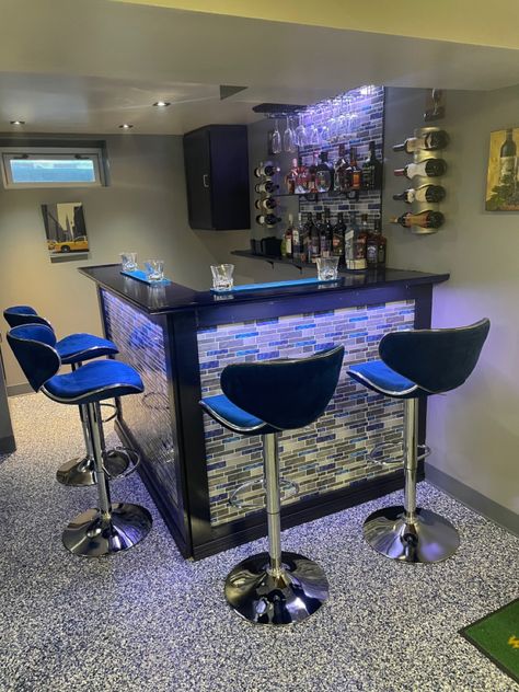 Small Bar Ideas, Bar Lounge Room, Mini Bar At Home, Home Bar Plans, Home Bar Counter, Small Basement Remodel, Home Bar Rooms, Corner Bar, Bar Sala