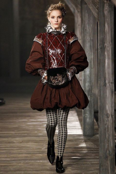 #Medieval doublet and hose inspired Look 49 from Chanel Pre-Fall 2013 Fashion Show - Dorothea Barth Jorgensen Moda Medieval, Birthday Clothes, 17 Birthday, 2013 Fashion, Medieval Fashion, Mens Wear, Christopher Kane, Christian Siriano, Haute Couture Fashion