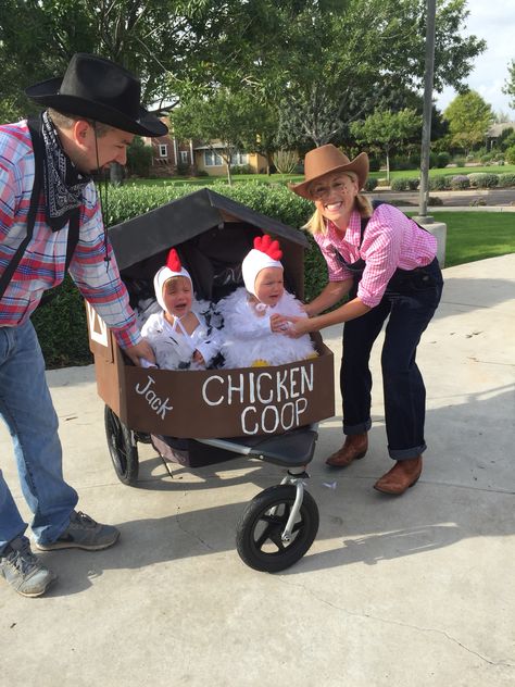 Twins chicken costumes in stroller chicken coop with farmer parents Halloween 2015 Wagon Halloween Costumes, Wagon Costume, Sibling Halloween Costumes, First Halloween Costumes, Twin Halloween, Themed Halloween Costumes, Halloween Infantil, Twin Halloween Costumes, Chicken Costumes