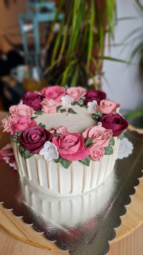 Pastel Color Rosa, Small Flower Cake, Rose Cake Ideas, Floral Cake Ideas, Red Flower Cake, Rose Flower Cake Design, Pink Rose Cake Birthday, Pink Roses Cake Ideas, Cake With Roses All Over