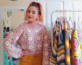 Daisy Sweater, Mode Crochet, Crochet Simple, Crochet Diy, Crochet Cardigan Pattern, Crochet Square, Sweater Crochet Pattern, Crochet Tops, Cardigan Pattern