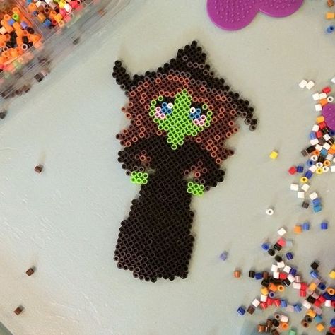 Kawaii Perler, Elphaba Wicked, Beads Halloween, Perler Designs, Melty Bead Patterns, Beads Candy, Perler Bead Designs, Perler Bead Crafts, Perler Beads Ideas