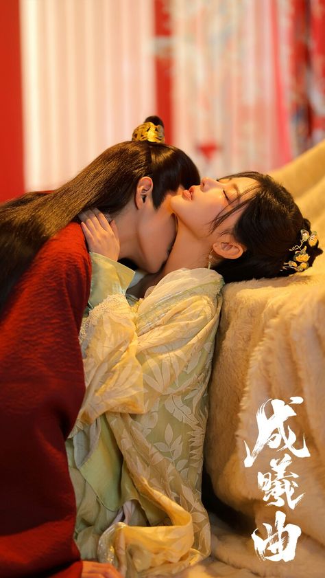 Dramatic Couple Poses Reference, Chinese Emperor Aesthetic, Concubine Aesthetic, People Kissing Reference, Chinese Woman Aesthetic, Chinese Couple Photoshoot, Historical Chinese Drama, Adam Bakri, China Couple