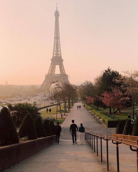 Paris Dream, France Aesthetic, Parisian Life, Paris Aesthetic, The Eiffel Tower, City Aesthetic, Paris Travel, Pretty Places, Travel Aesthetic