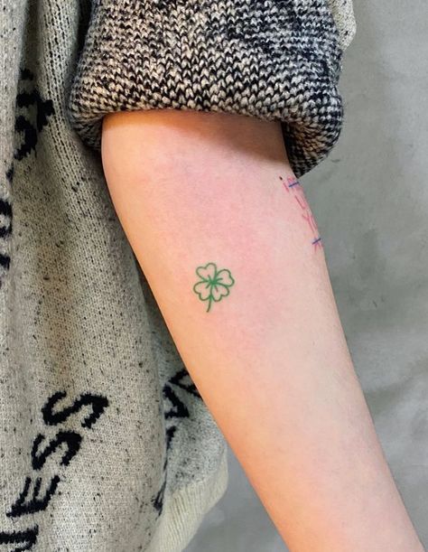 100 Most Beautiful And Impressive Small Tattoo Ideas - TheTatt Small Colorful Tattoos, Clover Tattoo, Shamrock Tattoos, Green Tattoos, Irish Tattoos, Clover Tattoos, Handpoke Tattoo, Tattoos Geometric, Cute Tiny Tattoos