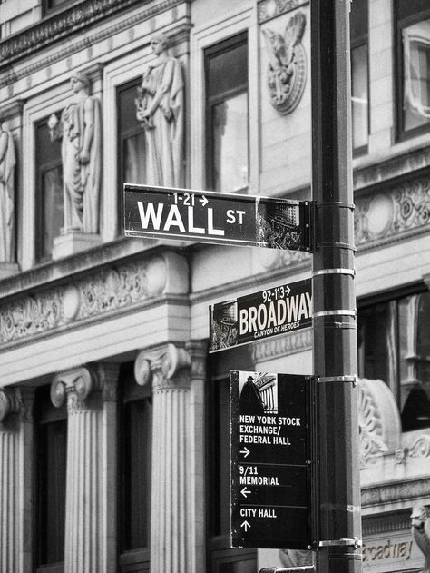 Signs Photography, Art Photography Black And White, Vsco Room, Nyc Office, New York Broadway, Street Wall, Vsco Pictures, Black And White Photo Wall, New York Black And White