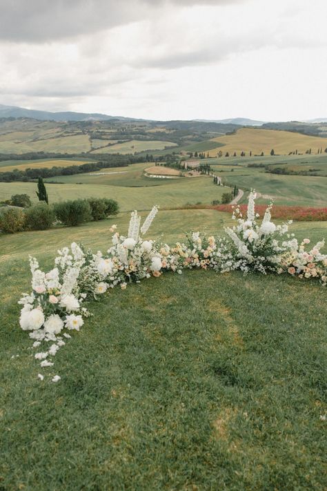 podere rombolino - wedding - laura bravi events Scenic Wedding Venues, Outdoor Wedding Inspiration, Ceremony Design, Ceremony Flowers, Wedding Prep, Tuscany Wedding, Floral Arch, Wedding Mood Board, Mexico Wedding