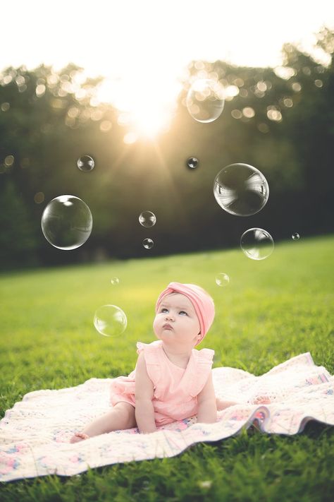 One Year Old Outdoor Photoshoot, August Milestone Picture Ideas, Simple 1st Birthday Photoshoot, Outdoor Baby Photography, 6 Month Baby Picture Ideas, Photo Bb, Baby Birthday Photoshoot, Foto Kids, Month Photos