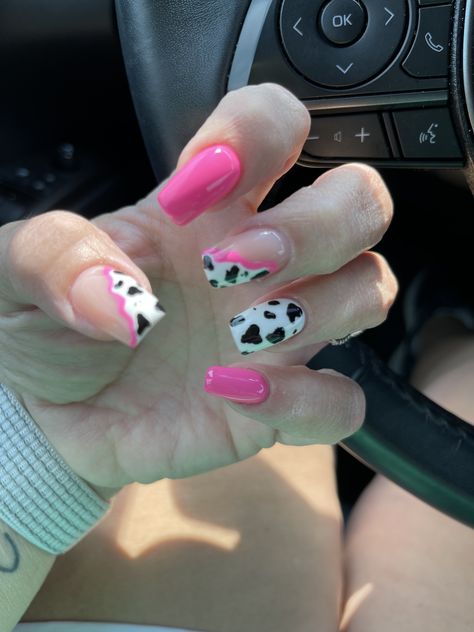 Cute Short Acrylic Nails Country, April Inspo Nails, Disco Cowgirl Nail Ideas, Cowgirl Nails Acrylic, Valentines Nails Western, Pink Western Nail Ideas, Valentine Western Nails, Light Pink Cow Print Nails, Cowprint Nail Design Short