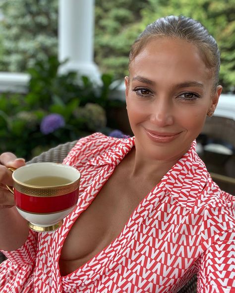 Jennifer Lopez’s Instagram post: “Sunday tea time ☕️✨❤️” Sunday Tea, Flaking Skin, Plunge Top, Best Anti Aging, Michelle Obama, Aging Skin Care, Shakira, Dresses Short, Meghan Markle