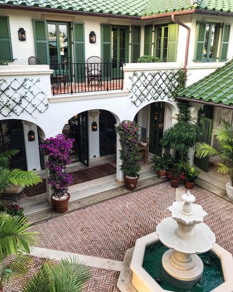 I’m a big fan of courtyards -- especially when they’re accented by glazed green roof tiles. Vintage Spanish Style Homes, Spanish House Interior, Spanish House Exterior, Boho Glam Home, Hacienda Homes, Hacienda Style Homes, Mexico House, Spanish Villa, Spanish Style Home