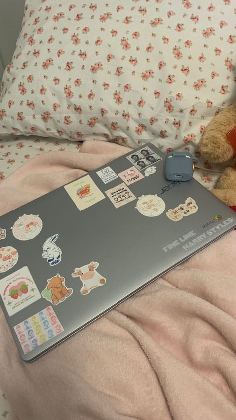 Aesthetic Laptop Sticker Ideas, Cute Laptop Aesthetic, Microsoft Surface Laptop Go Aesthetic, Surface Laptop Aesthetic, Decorated Laptop Aesthetic, Laptop Asus Aesthetic, Microsoft Laptop Aesthetic, Samsung Laptop Aesthetic, Garskin Laptop Design Aesthetic