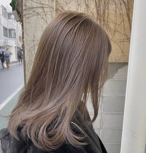 Blond cacao : comment adopter cette coloration tendance de lhiver 2022, qui va aussi bien aux blondes quaux brunes ? - Grazia.fr Fawn Hair Color, Blond Cacao, Beige Hair Color, Cool Brown Hair, Cold Hair, Light Brunette Hair, Hair Color Asian, Frosted Hair, Brown Hair Shades