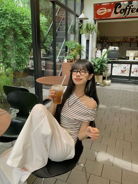 Summer Fits Asian, Coffee Shop Poses, Cafe Poses, Bangkok Fashion, High Waisted Mom Jeans, Orange Wallpaper, Summer Fits, Insta Photo Ideas, Uk Fashion