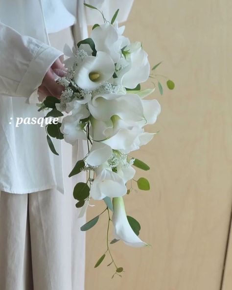 Trend: Cascading Flower Bouquets Simple Cascading Wedding Bouquets, Cascading Hydrangea Bouquet, Nikah Bouquet, January Bouquet, White Cascading Bridal Bouquet, Cascading Bouquet White, Bridal Bouquet Cascading, Cascade Wedding Bouquet, Bouquet Cascade