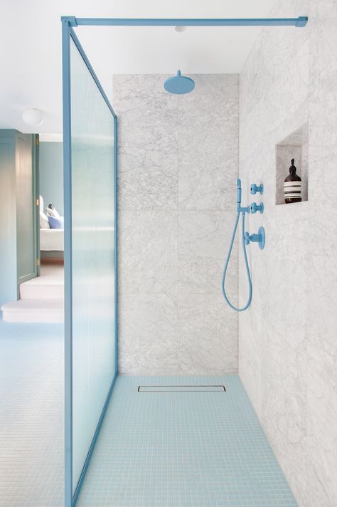 2LG Studio enlivens Louisville Road house in London with bright hues Design Del Prodotto, Blue Tiles, Love Your Home, Pink Walls, Shower Room, House Inspo, Bathroom Inspiration, 인테리어 디자인, Tile Bathroom